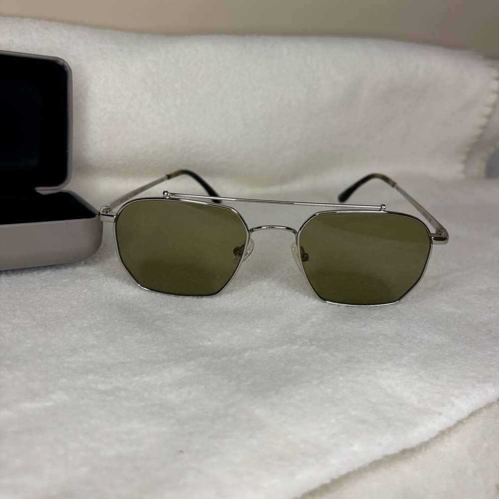 VEHLA Bowie Sunglasses in Silver/ Khaki